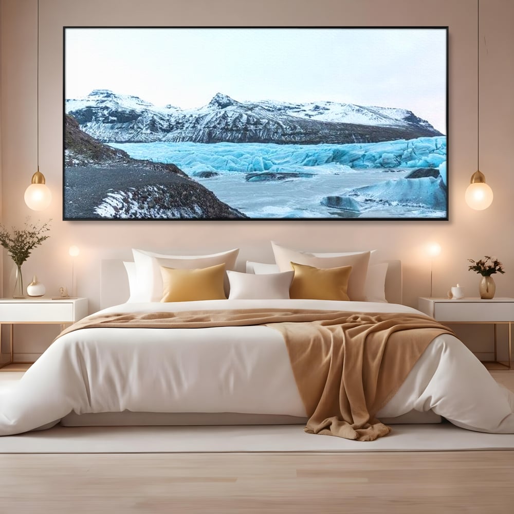 Tablou canvas cu tablou canvas cu peisaj glaciar, in rama de aluminiu negru, pe perete intr-un dormitor